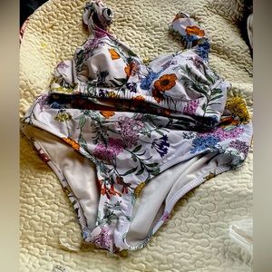 KONA SOL bikini! 👙 floral and white!  Pre owned never worn ! Great condition!